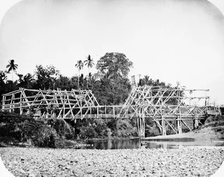 Puente colgante de bambú, Java c.1870s